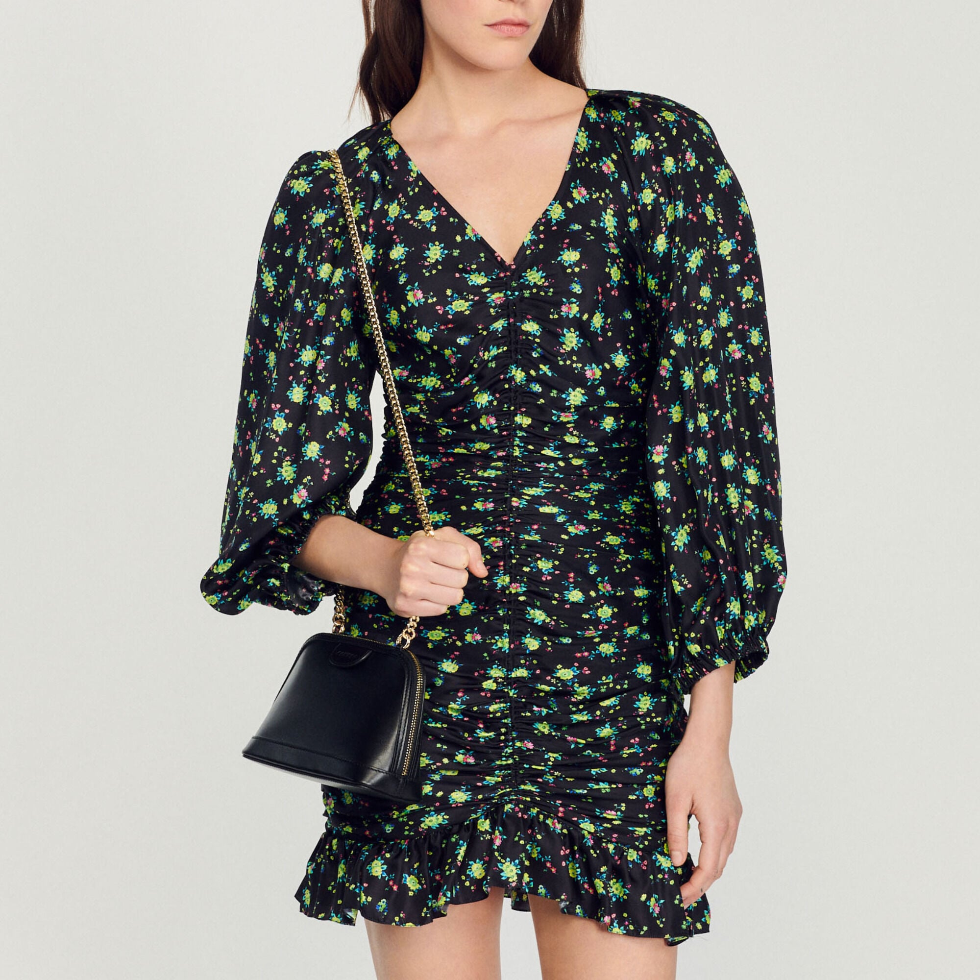 Short gathered dress with a floral print