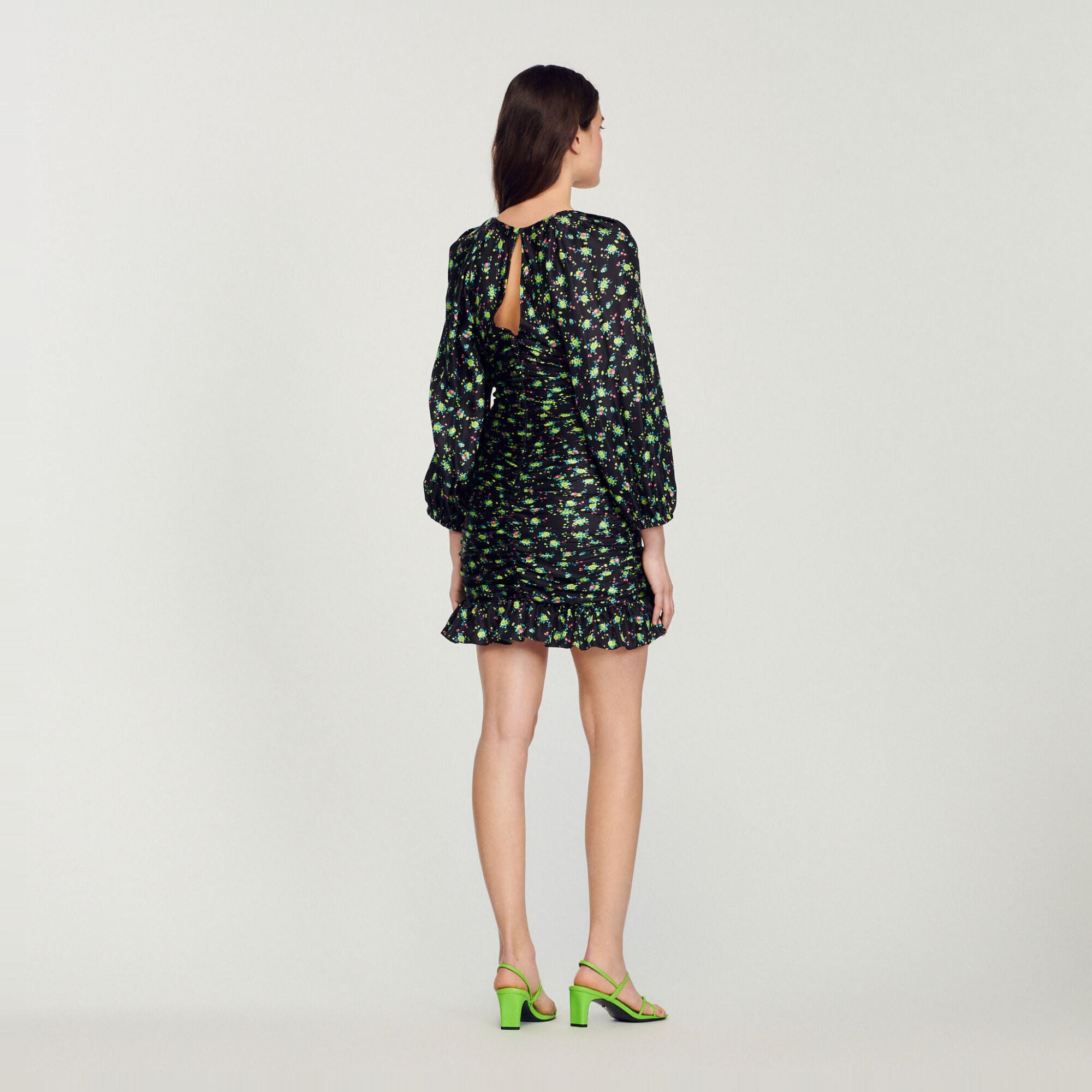 Short gathered dress with a floral print