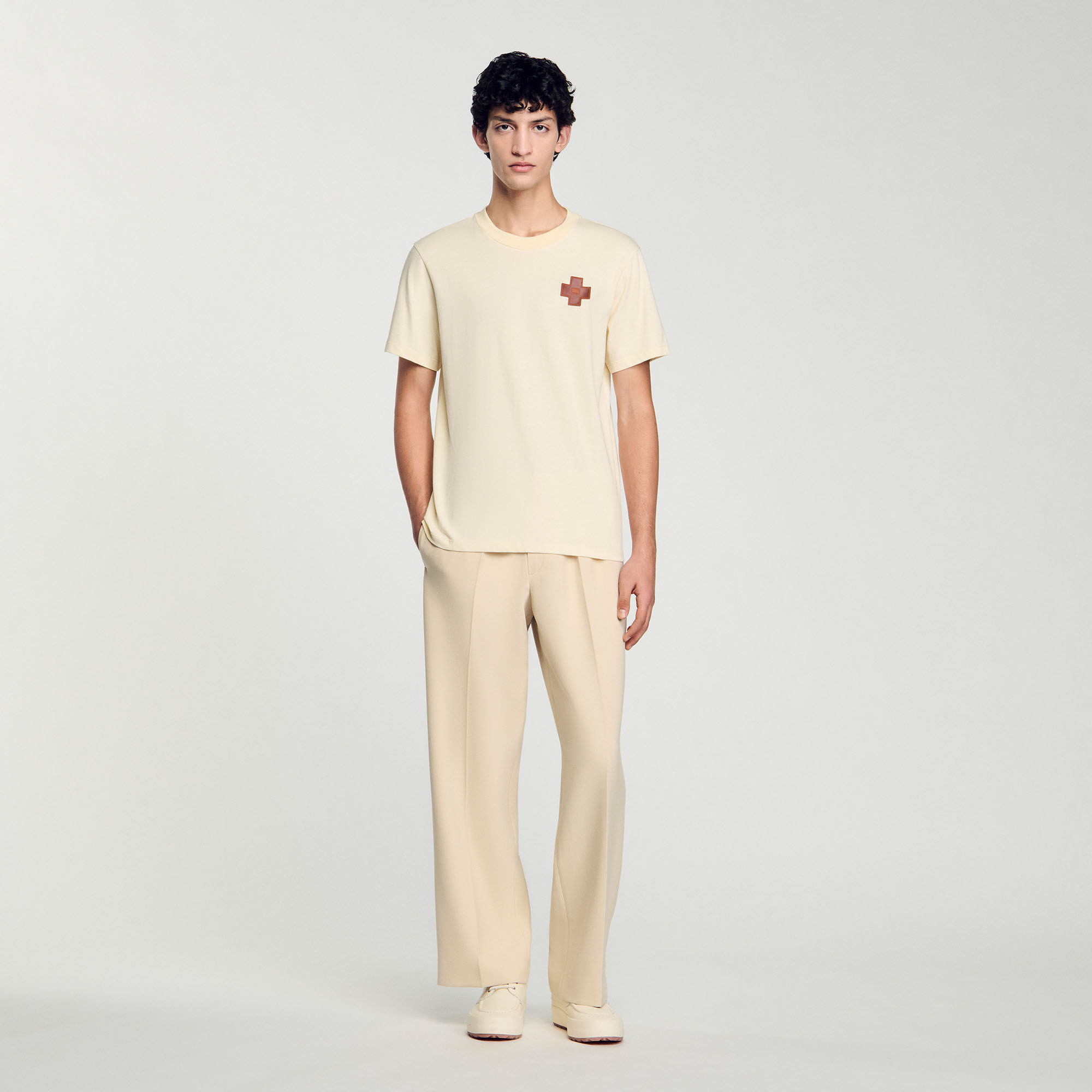 ＊人気＊ SANDRO  ビーズ クロップド Tシャツ Cross T-shirt white / beige for Men | Sandro Paris