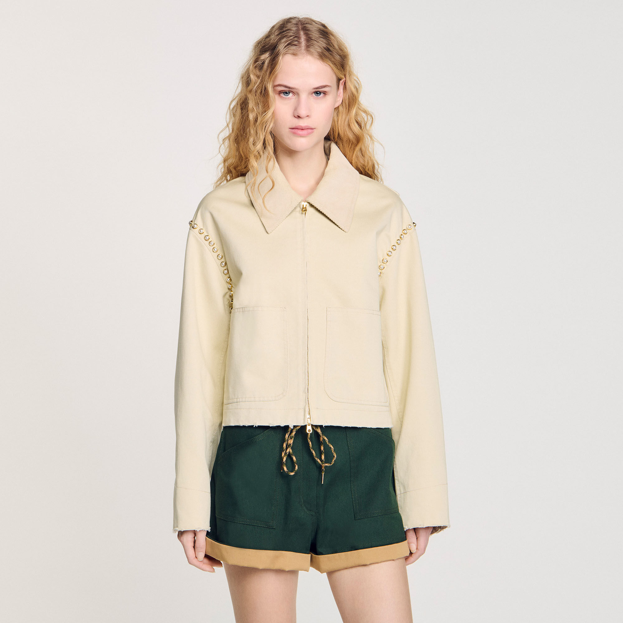 フランス発 Sandro 花のパッチがアクセント! お洒落 スウェット Patch sweatshirt white / beige for Men | Sandro Paris