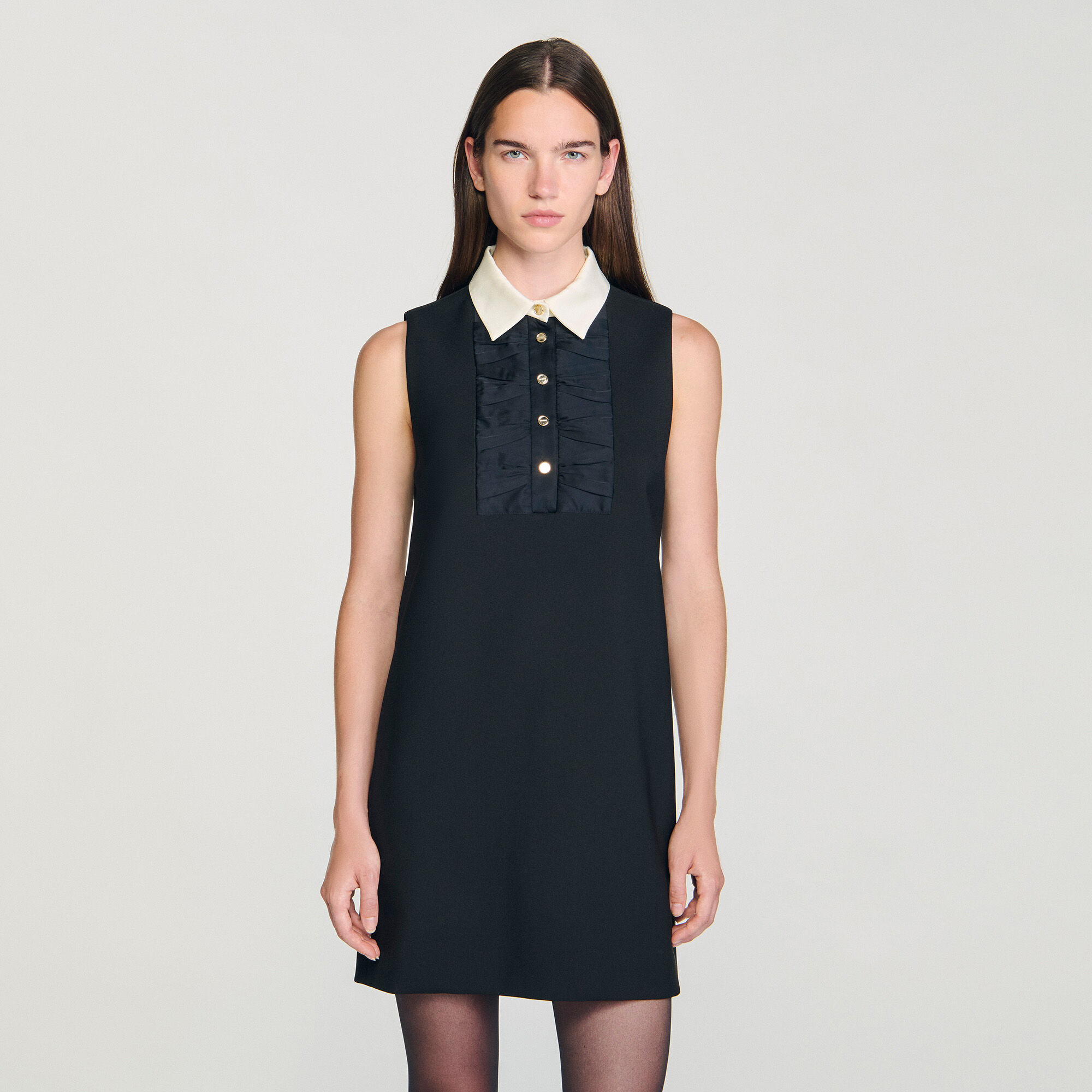 Short dress with contrast collar