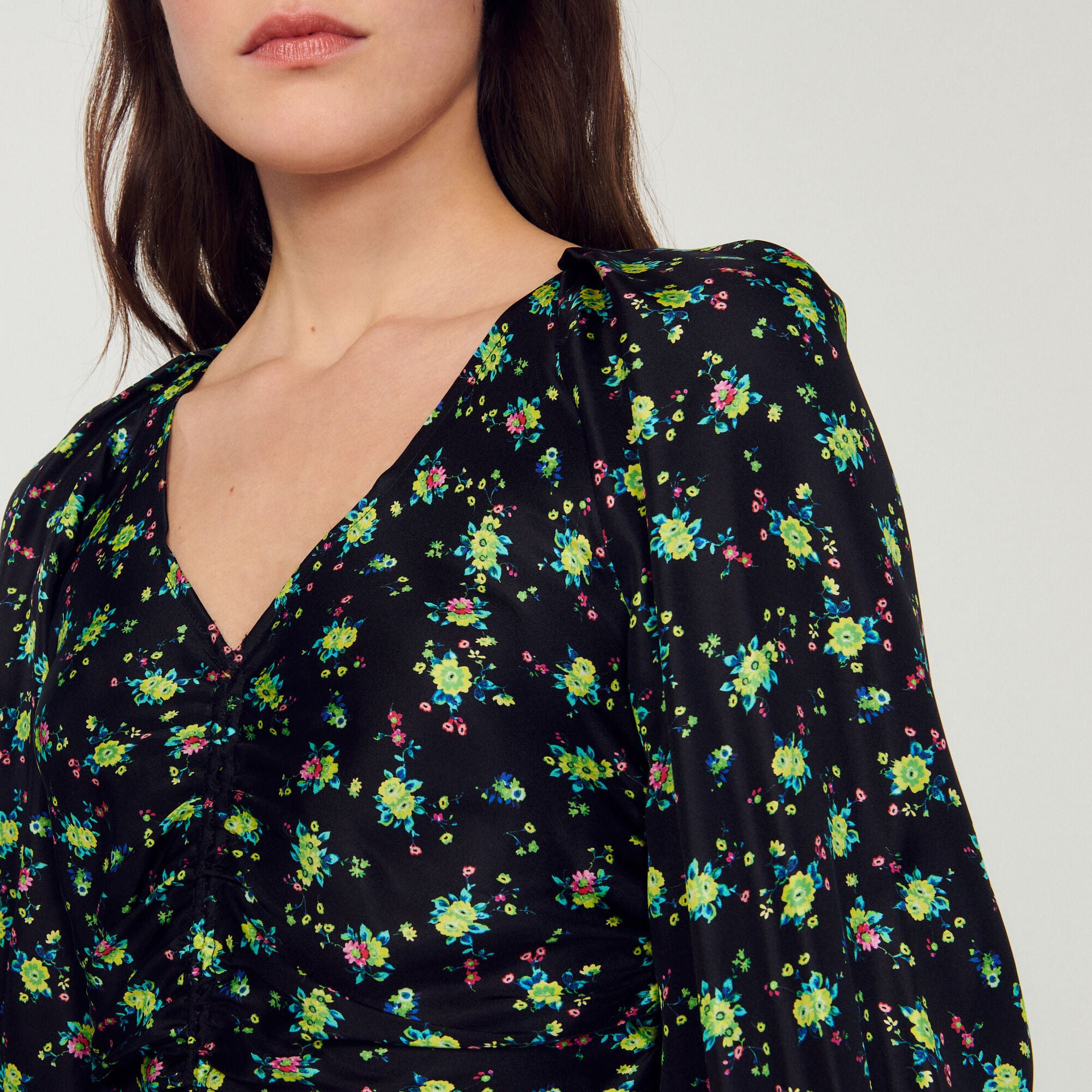 Short gathered dress with a floral print