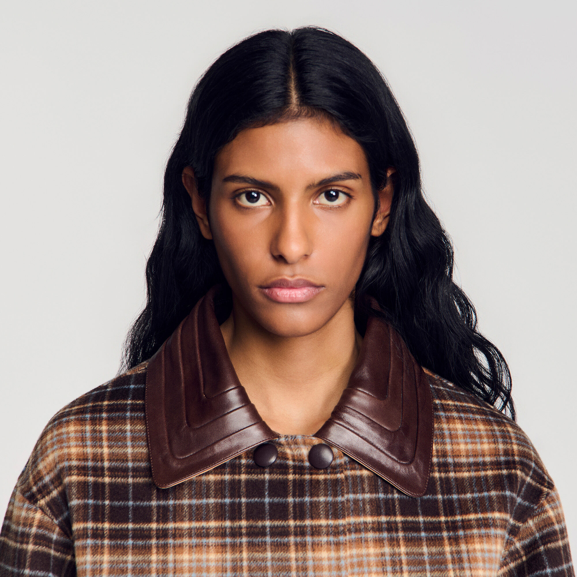 SANDRO チェック クロップド ジャケット Check coat with leather collar brown For Women | Sandro Paris