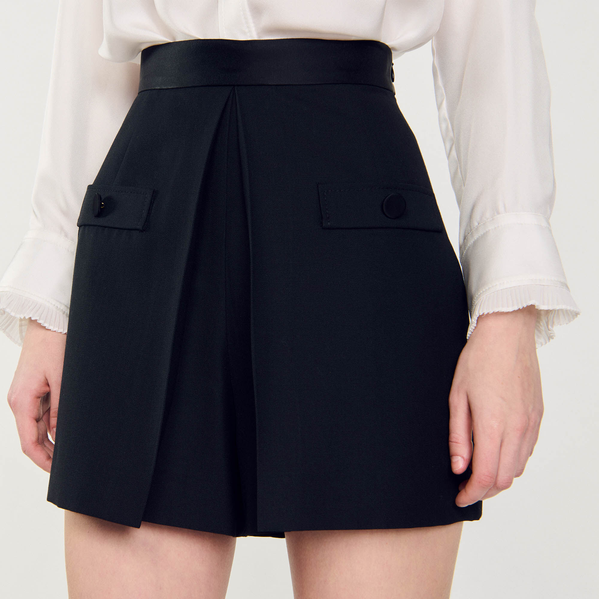 ＊人気＊ SANDRO   ショート丈の二重素材スカート High-waisted shorts with buttons black / gray For Women