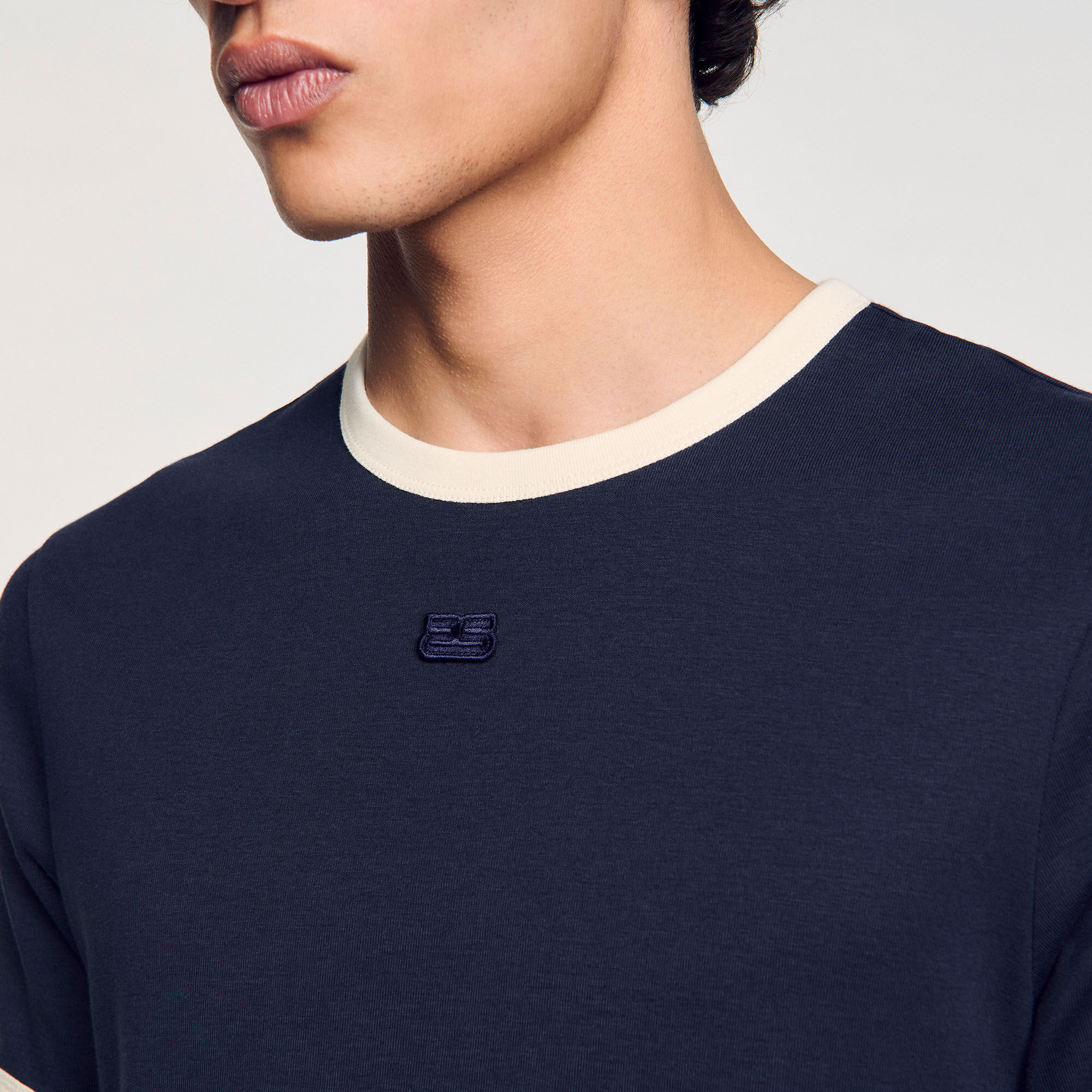 ★パリ発 sandro★ ビジュー スパンコール トップス Tシャツ 紺 Two-tone patch T-shirt blue for Men | Sandro Paris