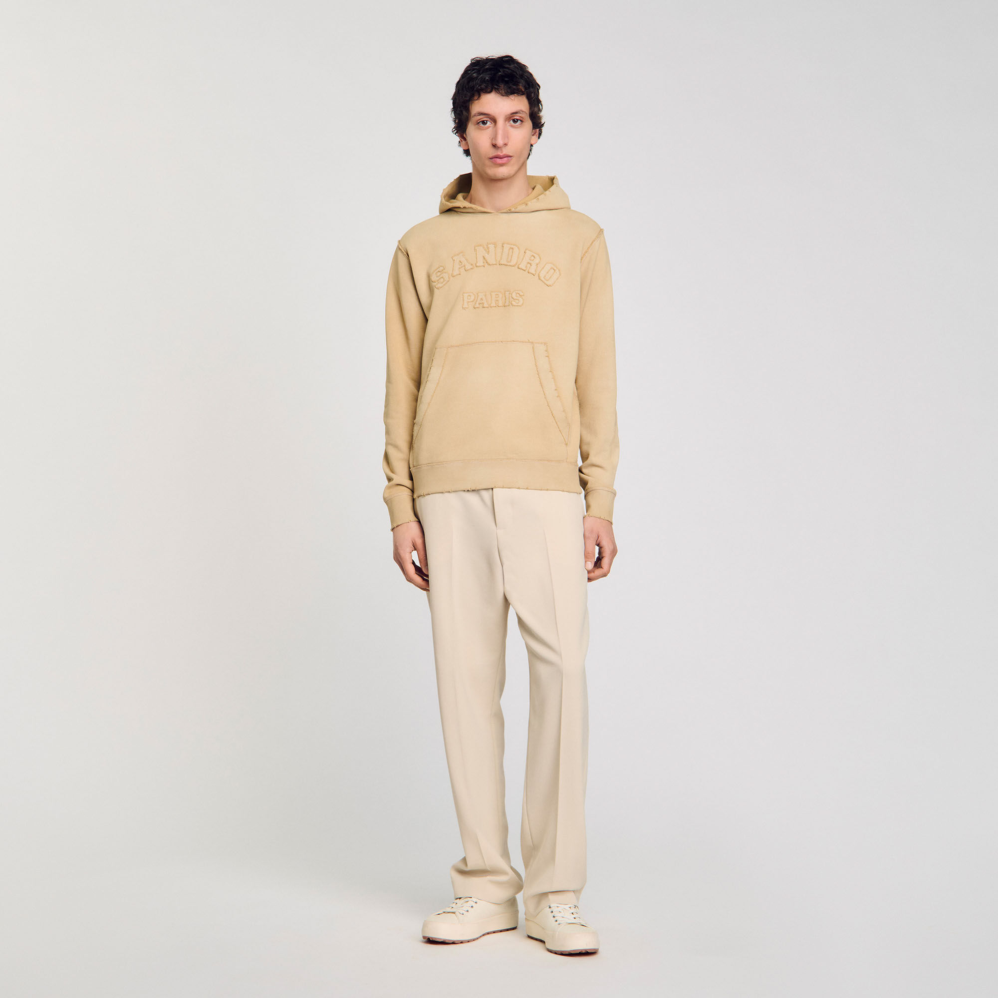 フランス発 Sandro レザーパッチがアクセント 着回し◎ パーカー Patch Hoodie white / beige for Men | Sandro Paris