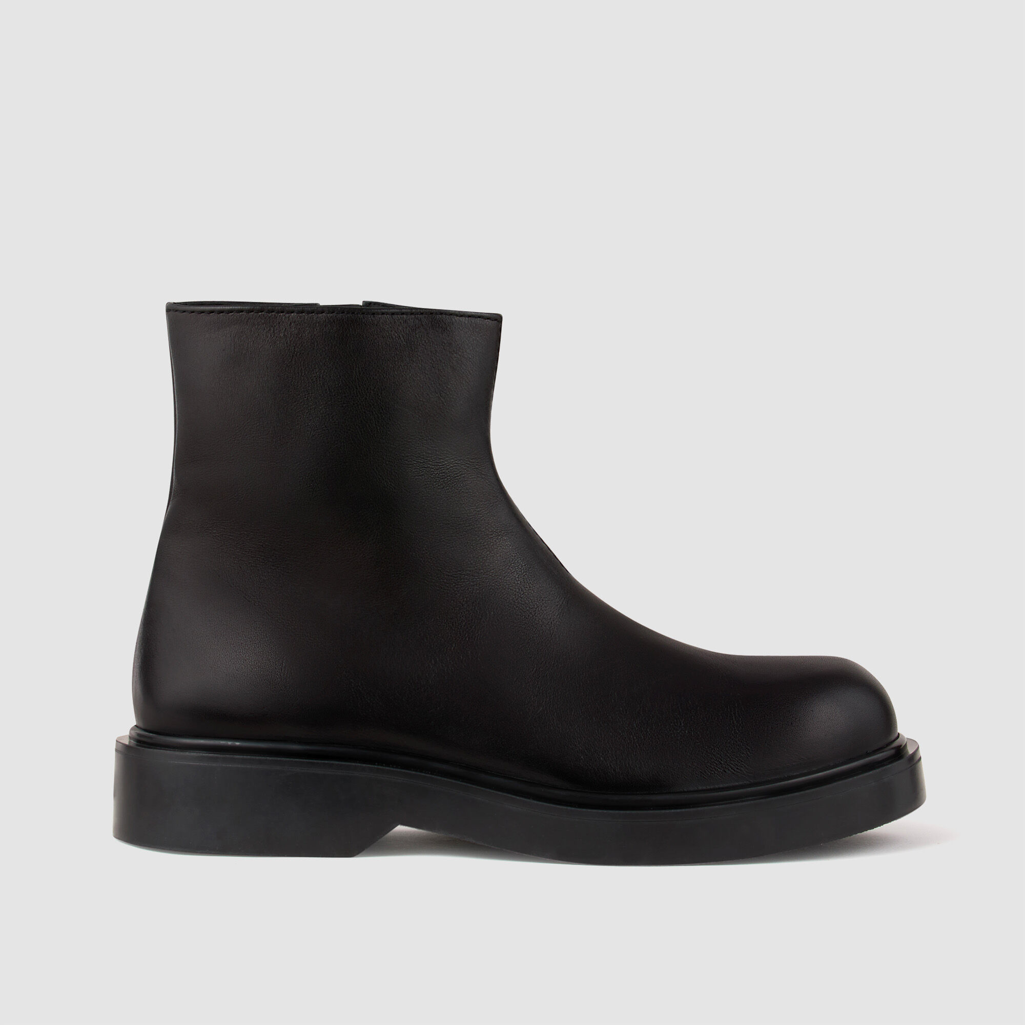 Zipped leather ankle boots