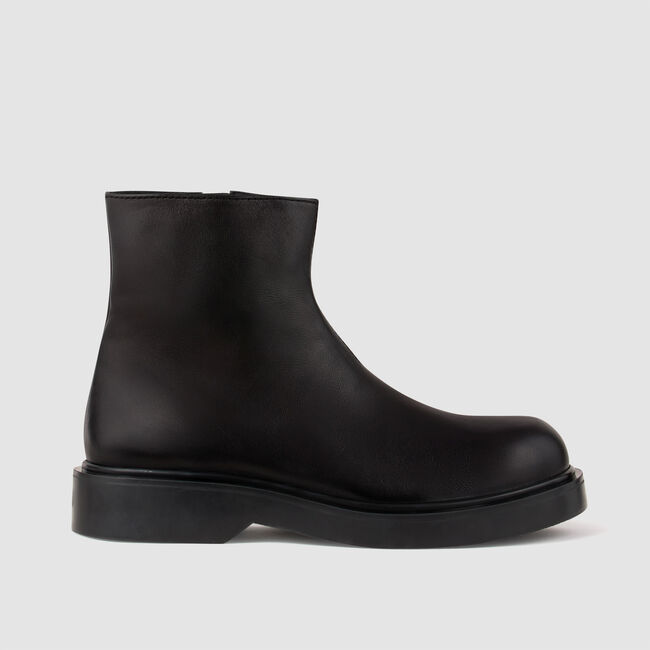 Zipped leather ankle boots