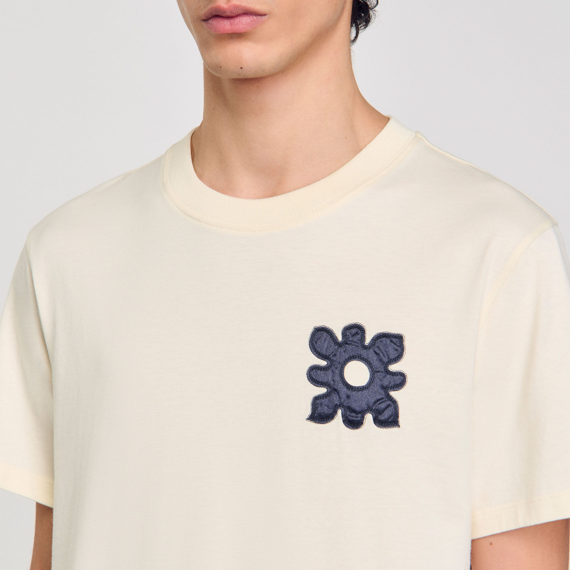 フランス発 Sandro 2025 春夏 フローラルモチーフ Tシャツ T-shirt with flower detail white / beige for Men | Sandro Paris