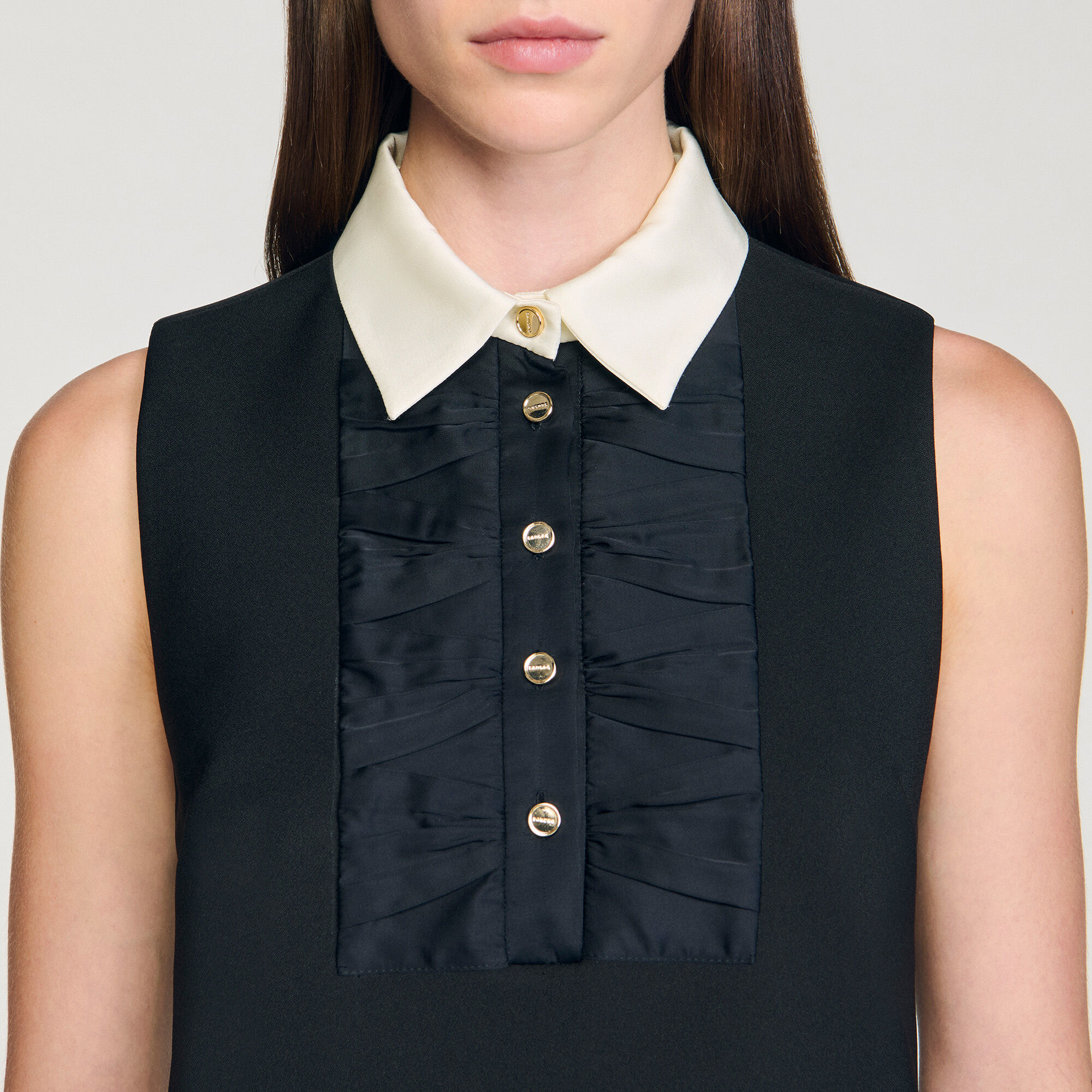 Short dress with contrast collar