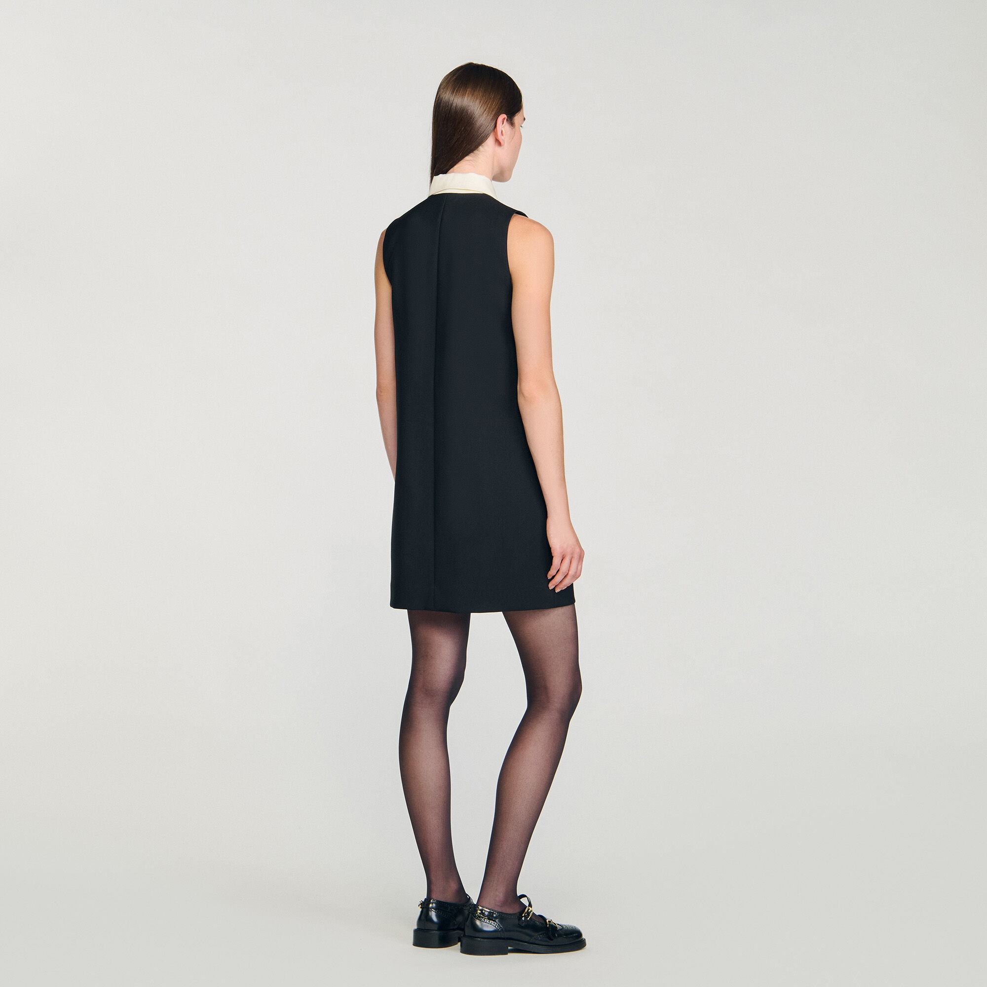 Short dress with contrast collar