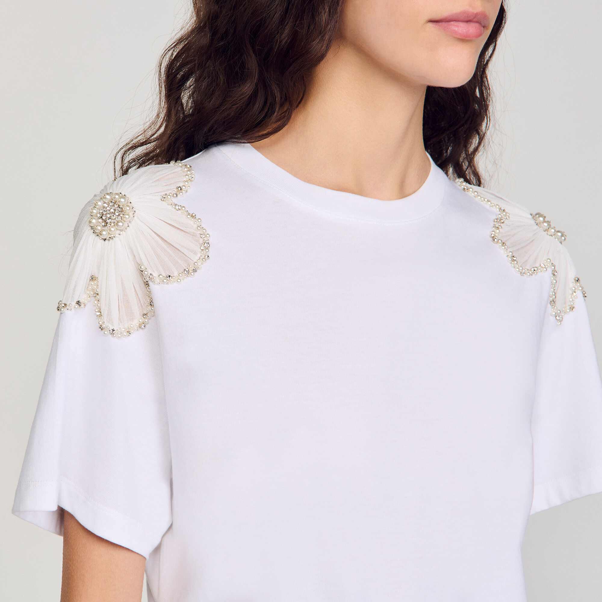 フランス発 Sandro 花 ワンポイント 夏の爽やかカラー! Tシャツ T-shirt with embroidered flowers white / beige For Women
