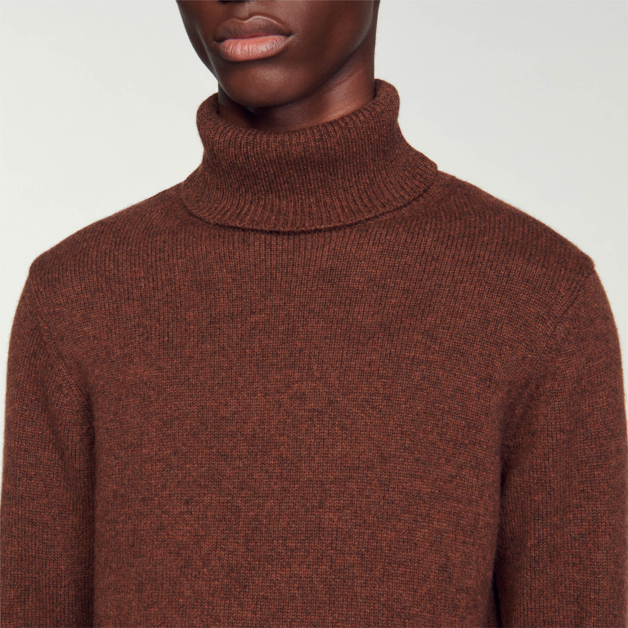 Pull col top roulé marron homme
